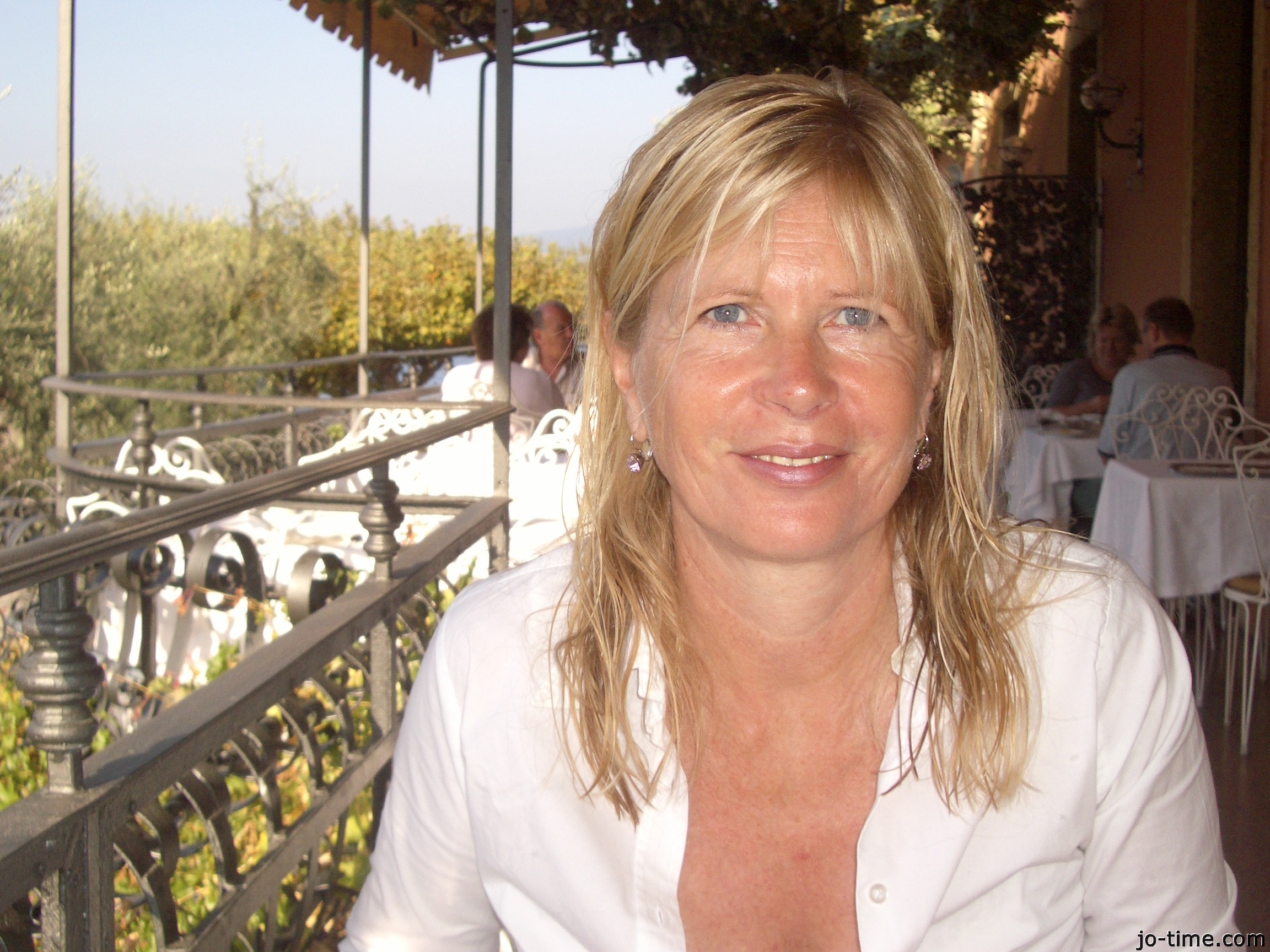 Read more about the article Mi orgía salvaje con dos jockeys en la mansión de lujo de mi amante